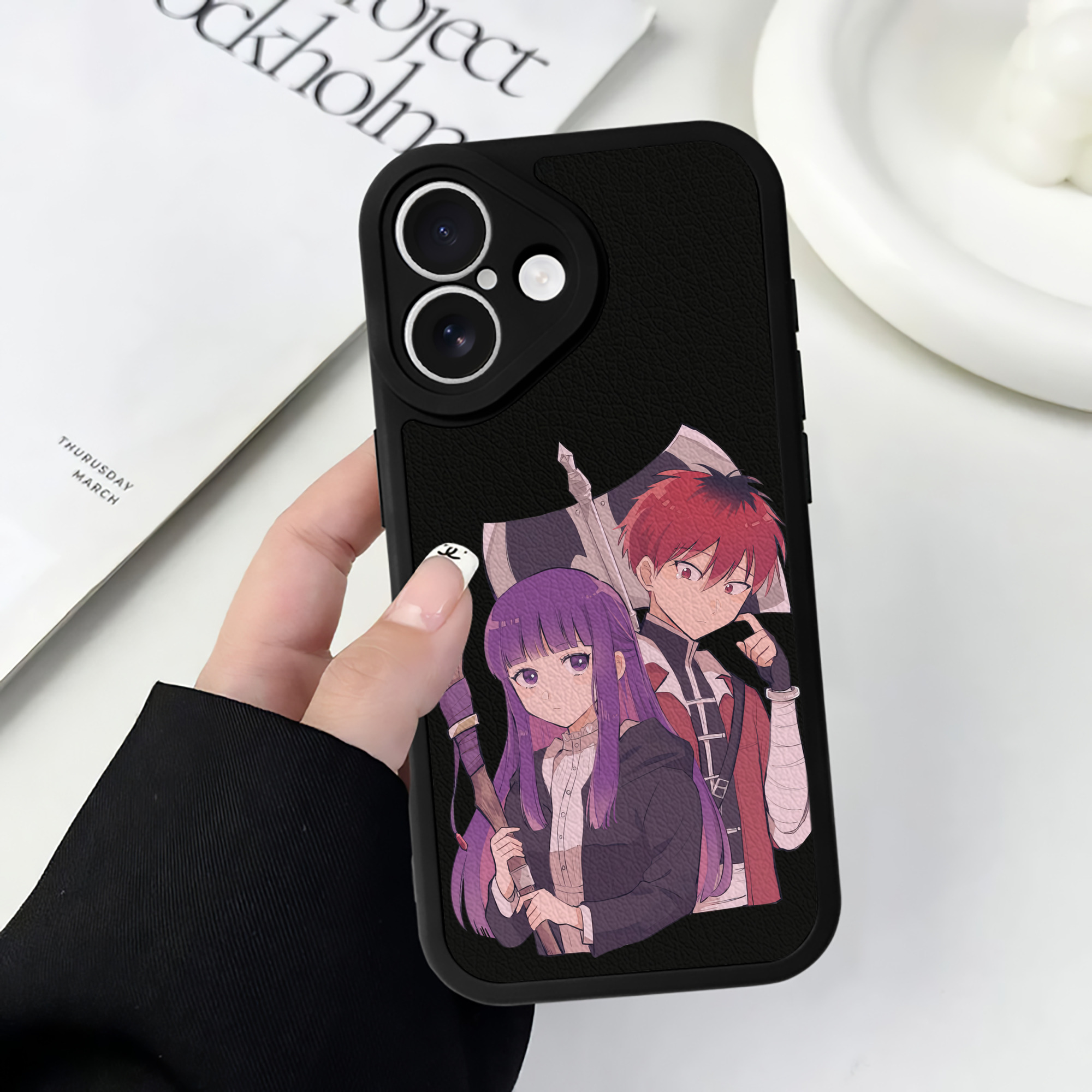 （画像用） 葬送のフリーレン Frieren 【iPhone 16シリーズ対応】シリコンスマホケース（レザー調） 材質：シリコン